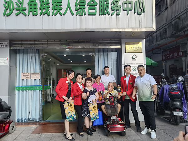 发放慰问品