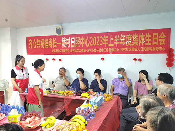 分组进行“左右交叉”游戏 分组进行“左右交叉”游戏