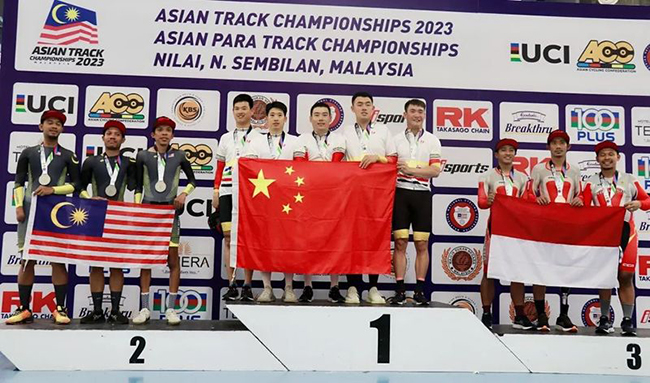 颁奖现场 斩获32枚奖牌! 龙岗残联受托带队中国残疾人自行车队征战亚锦赛.jpg