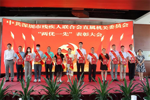 市残联党组成员、一级调研员曹庭国，党组成员、副理事长赵琴为优秀共产党员颁发荣誉证书