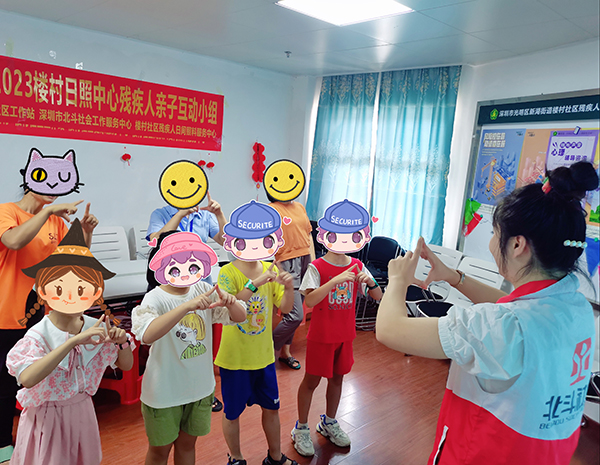 社工教组员一起跳奥尔夫音乐舞蹈
