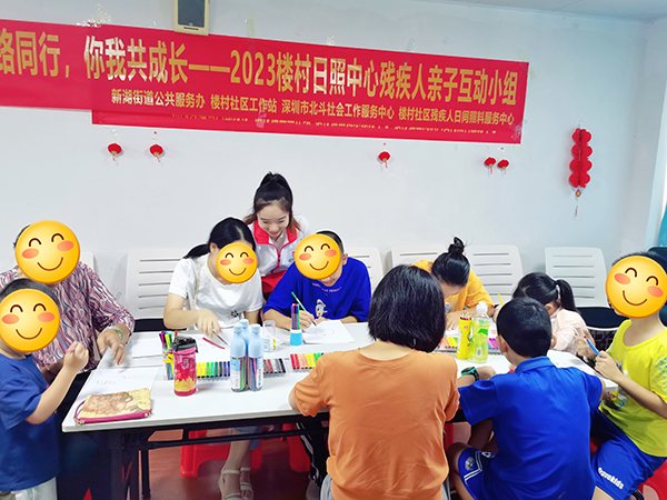 组员们认真完成绘画作品.jpg
