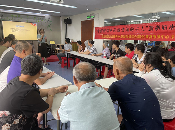 心理咨询师耐心向会员及家属介绍情绪卡牌的使用及玩法