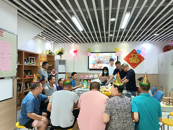 会员们切蛋糕，分享美食