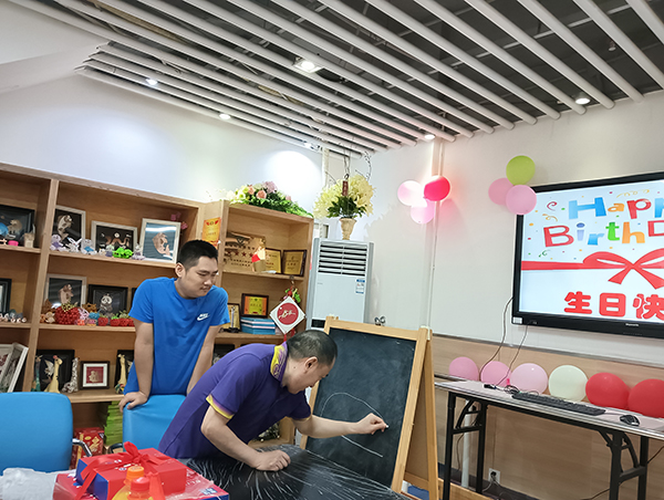 会员们在进行互动游戏