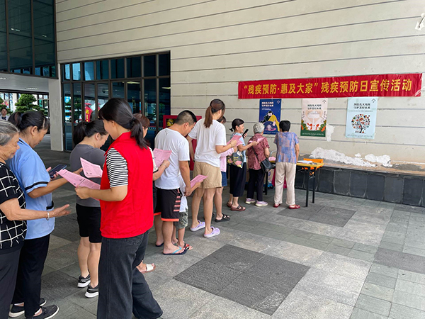 发放宣传资料