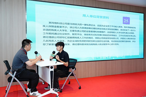 选手张志豪展现残疾人职业指导专业技术