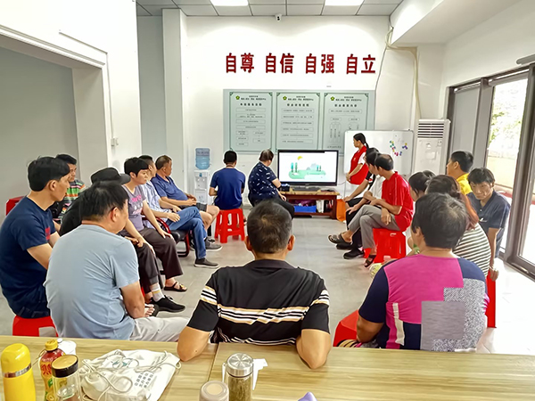 社工开展残疾预防知识学习活动