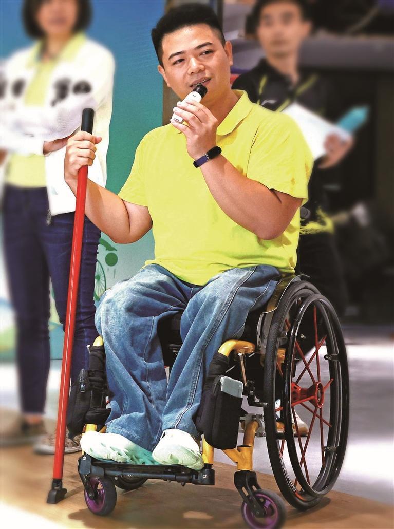 创业青年黎智生坐轮椅一样能帮助人.jpg