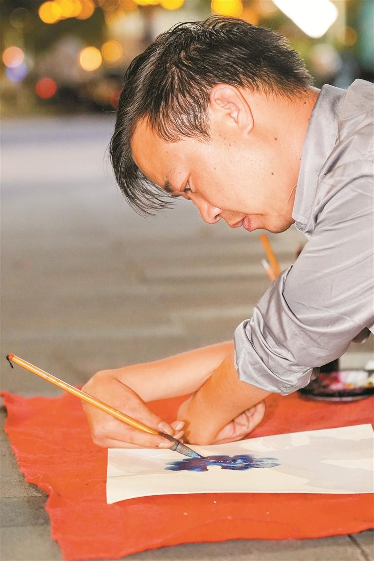 9月23日，龙岗区一街边，残障小伙苏进园在摆摊作画。.jpg