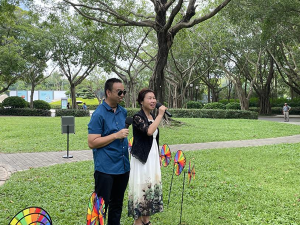 黄辉、殷艳群,合唱《我的中国心》