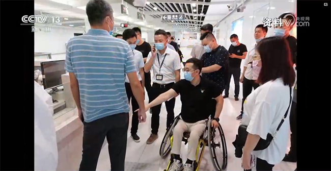 视频截图 央视关注深圳无障碍设施建设,白岩松这样点评5.png