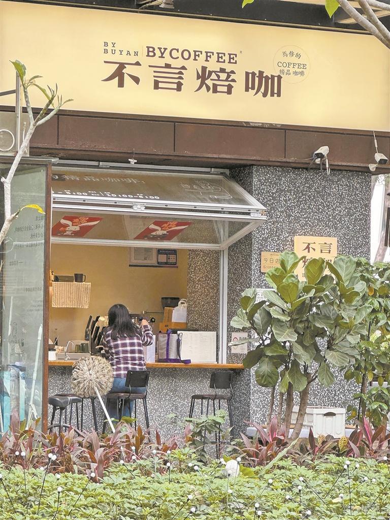 老杨（左三）和自己的员工在惠州咖啡庄园团建1.jpg