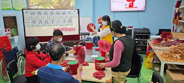 社工讲授插花技巧 社工讲授插花技巧