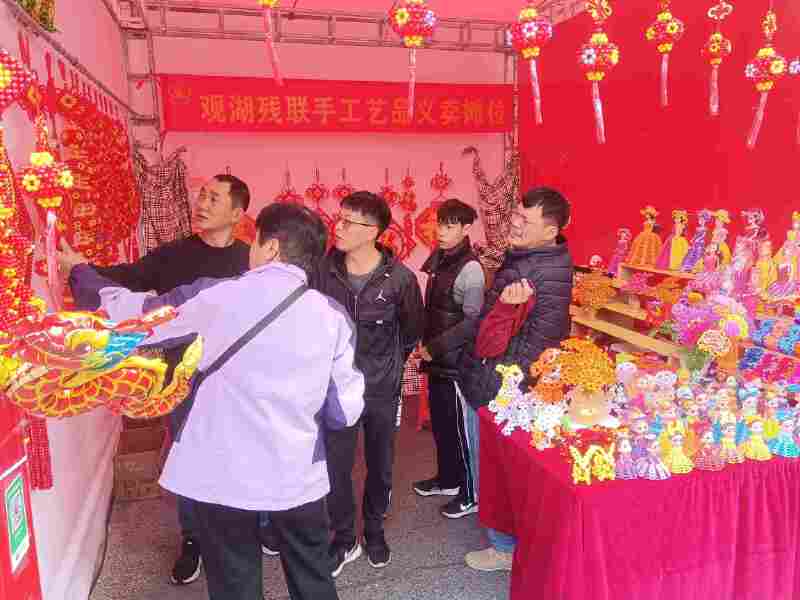 观湖街道花市设公益摊位，让创业残疾人“花”样增收.jpg