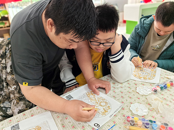 会员们在老师的指导下认真学习制作小夜灯技巧