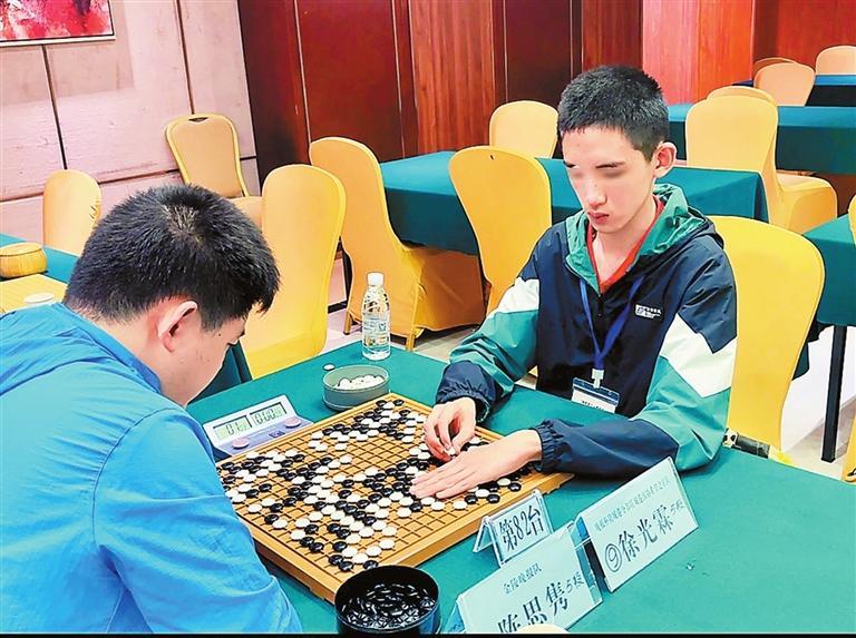 没去学按摩的视障少年，拿了这次棋赛拼搏奖.jpg