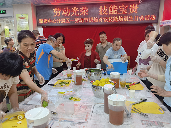 手压爆柠现场制作