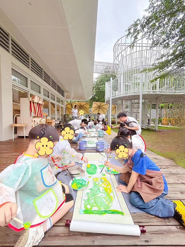 孩子们在绘画中
