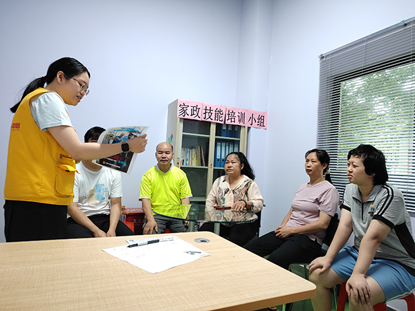 社工给大家讲解家政小组成立、接单模式内容.jpg