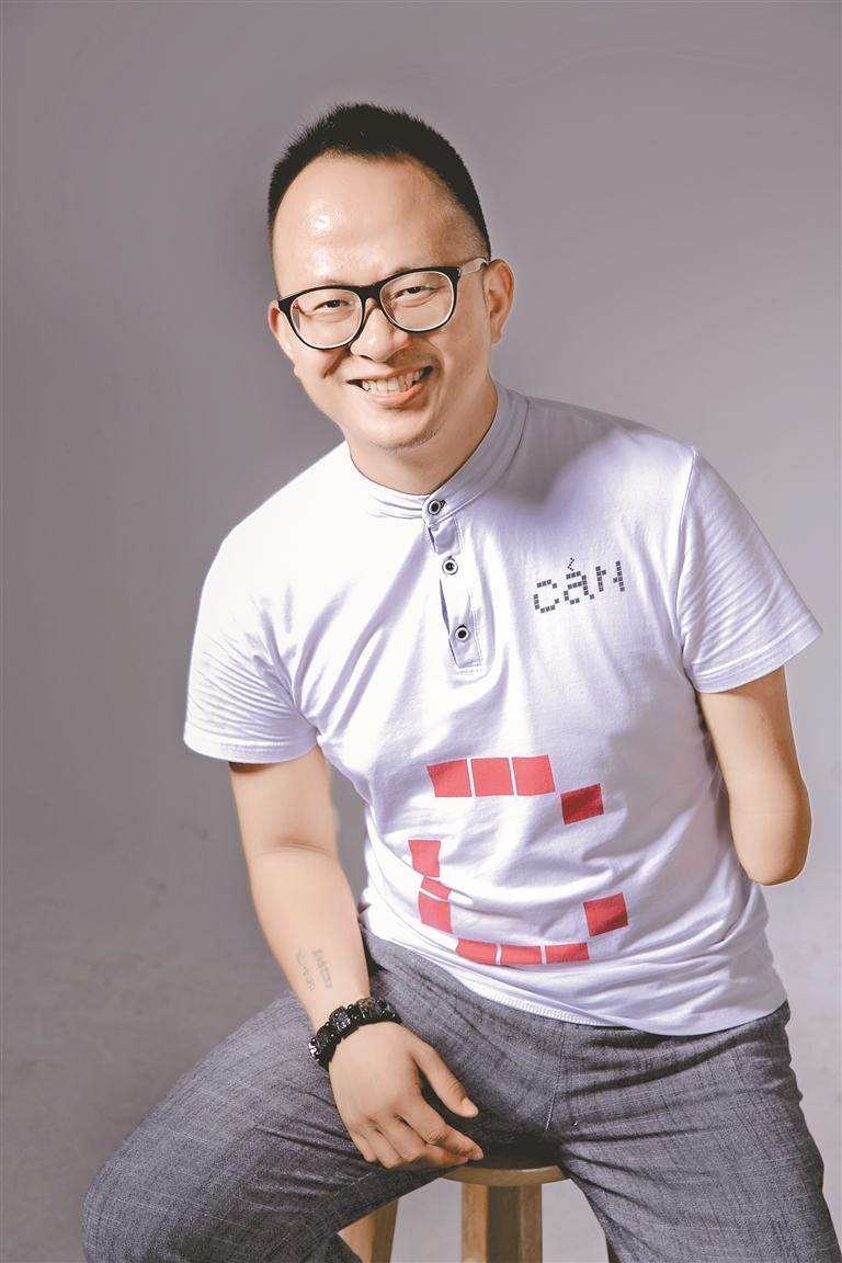 “残臂亦可握手，更能拉人一把”.jpg