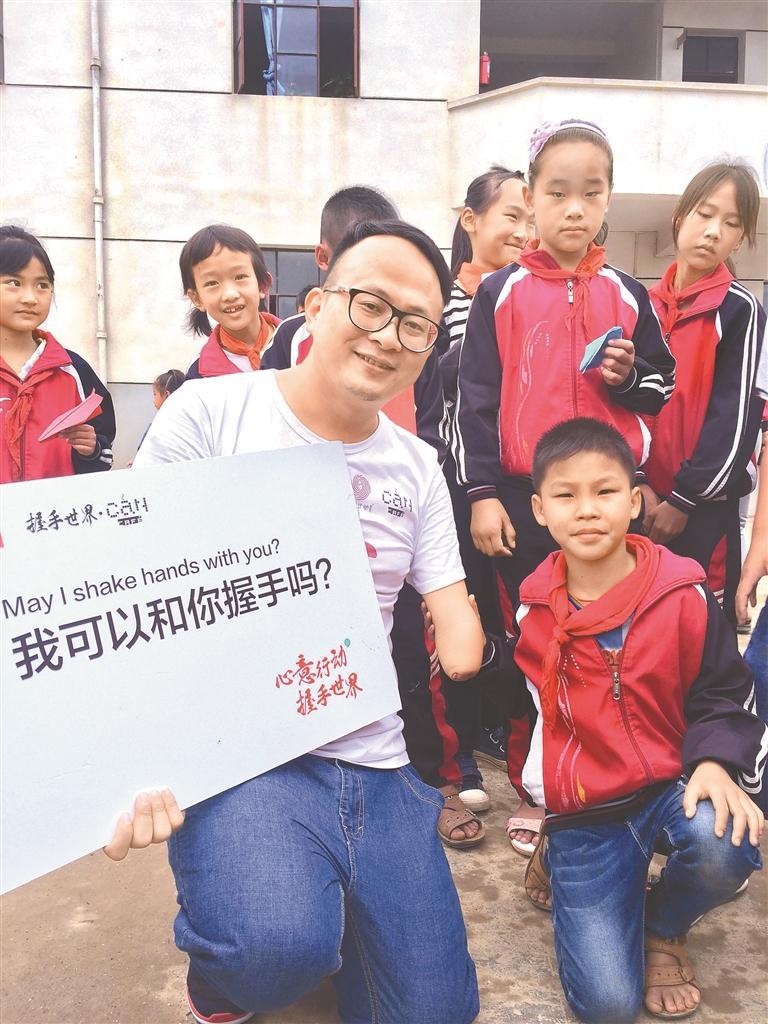 “残臂亦可握手，更能拉人一把”3.jpg