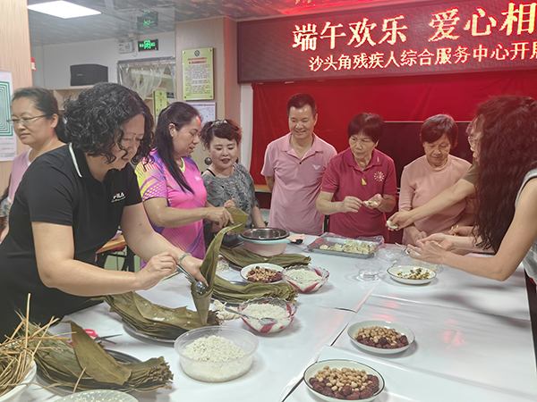 现场包饺子、包粽子