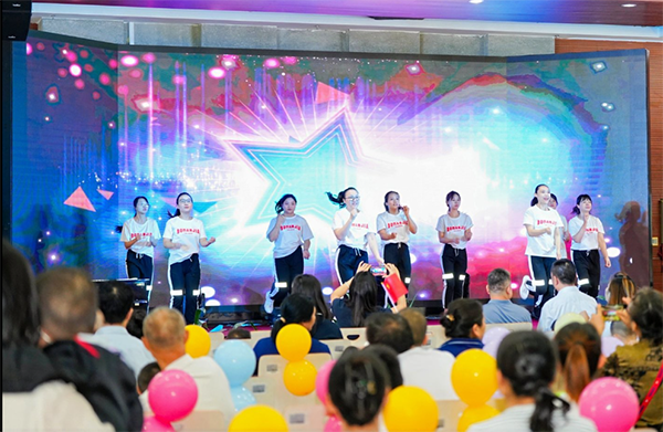 家长、教师表演节目