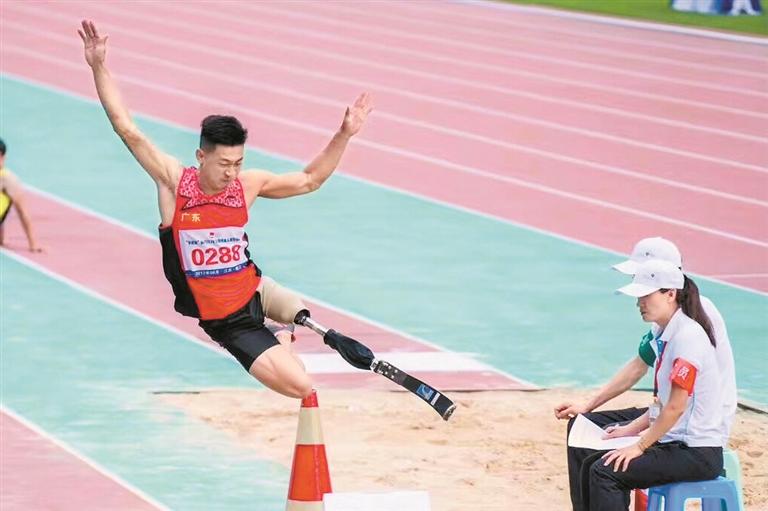 “独腿球王”何忆义：残特奥会“老将”渴望再夺金.jpg