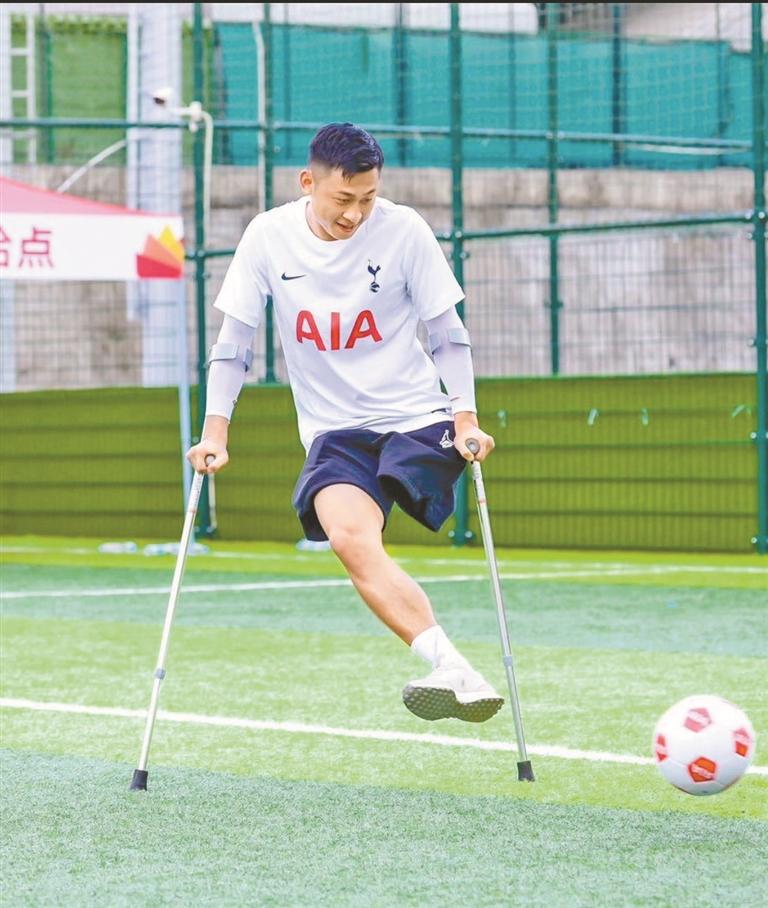 “独腿球王”何忆义：残特奥会“老将”渴望再夺金3.jpg