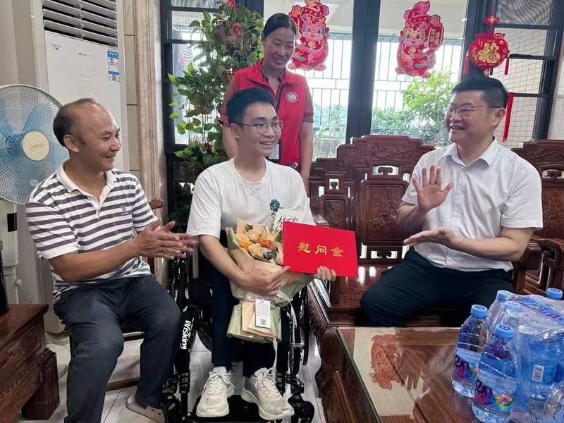 与命运“搏斗”19年，龙岗男孩的轮椅大学梦8.jpg