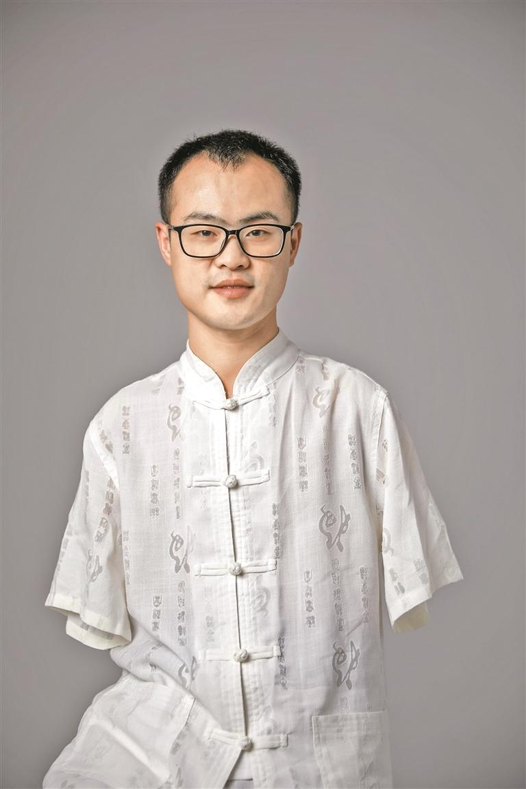 无臂小伙何子龙：用“口书”写就精彩人生.jpg