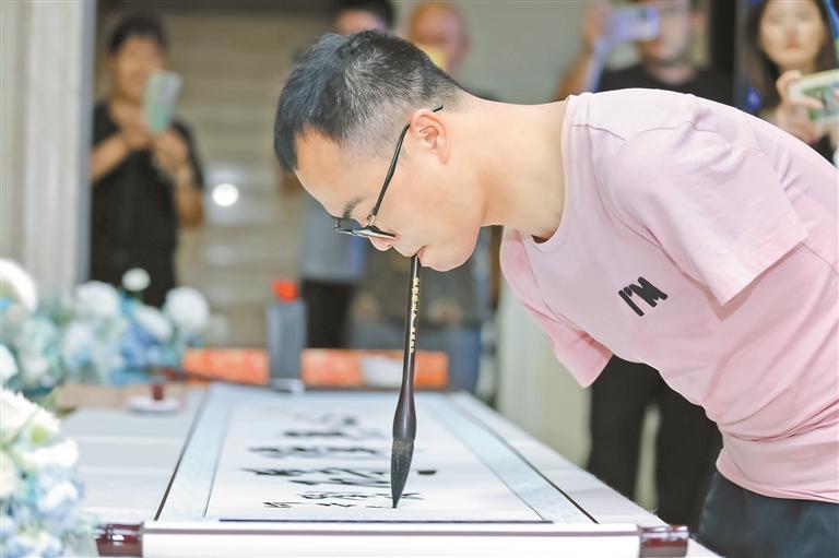 无臂小伙何子龙：用“口书”写就精彩人生2.jpg