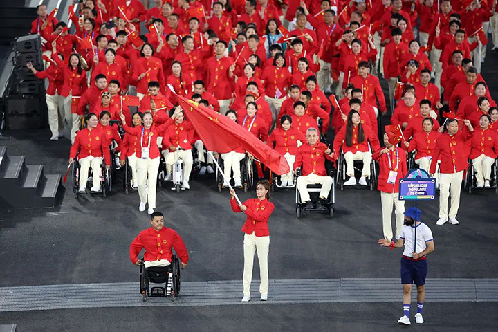“中国红”入场！ 中国体育代表团亮相巴黎残奥会开幕式.jpg