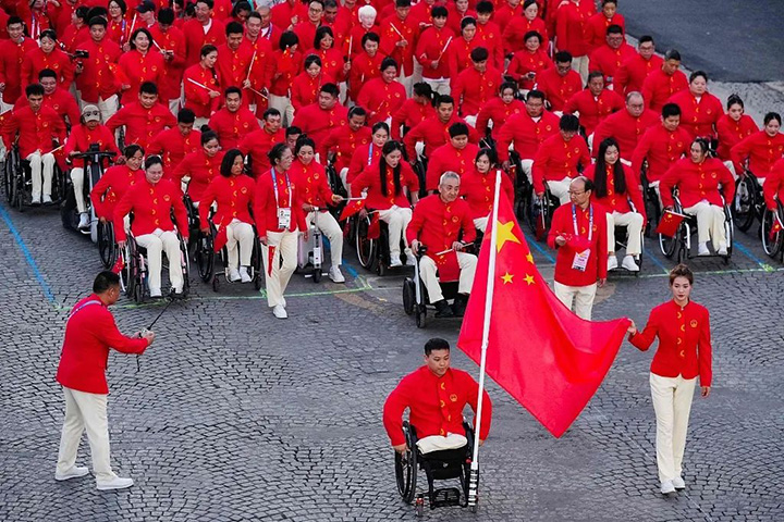 “中国红”入场！ 中国体育代表团亮相巴黎残奥会开幕式2.jpg