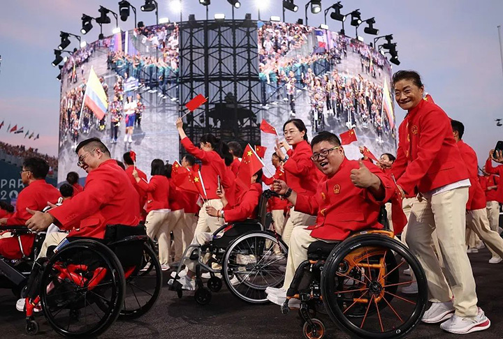 “中国红”入场！ 中国体育代表团亮相巴黎残奥会开幕式3.jpg