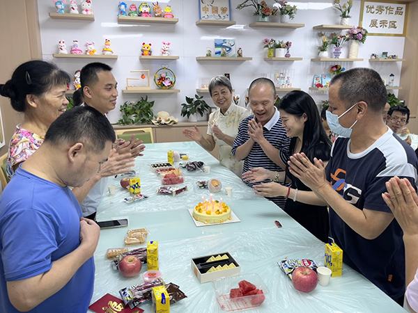 点蜡烛、唱生日快乐歌