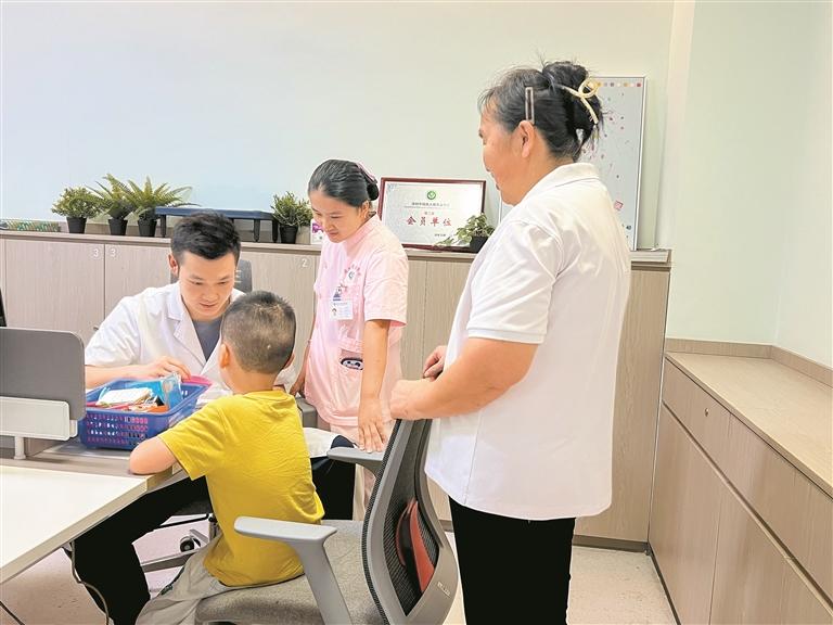 爱心，让他走上融入社会之路——小记特殊儿童小陈的奇妙转变.jpg