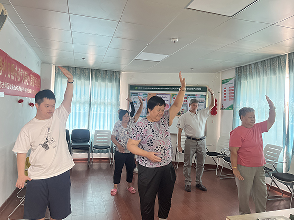 大家自主练习，动作连贯流畅