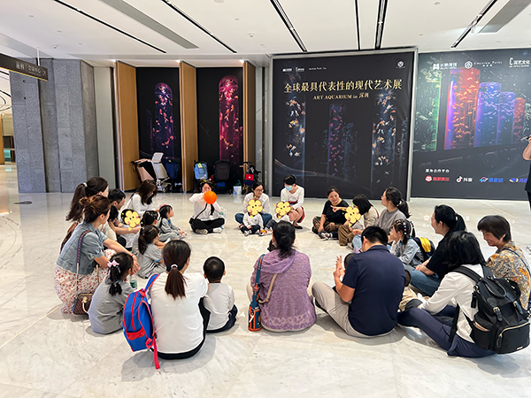 孩子们游戏互动交流