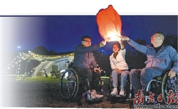 轮友们在草地上放起孔明灯，祈求健康平安。南方日报记者 梁钜聪 摄.jpg