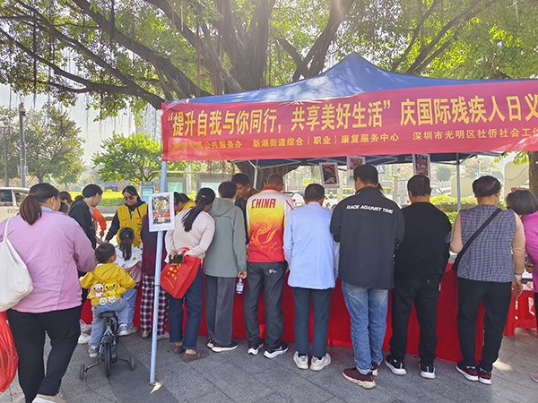 社区居民前来参与义卖活动
