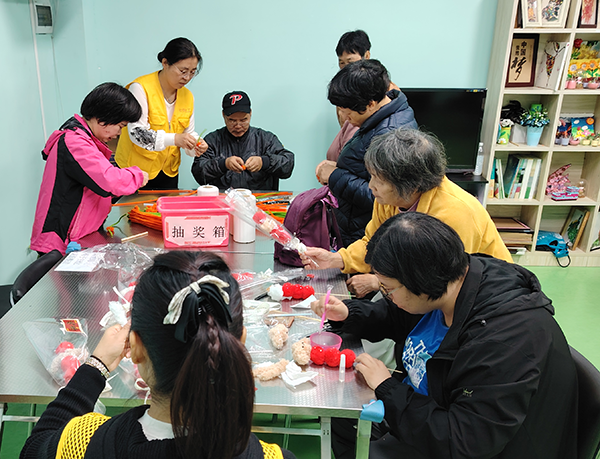 社工讲授扭扭花的制作技巧