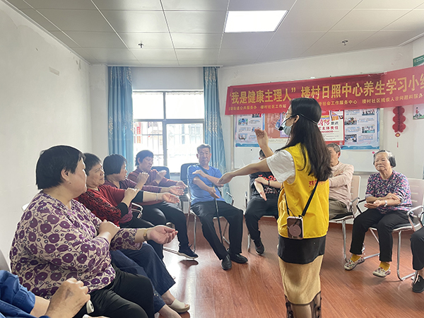 图：康复师带领大家一起拍八虚