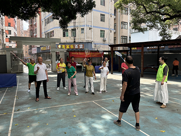图：教练给大家讲解如何打羽毛球