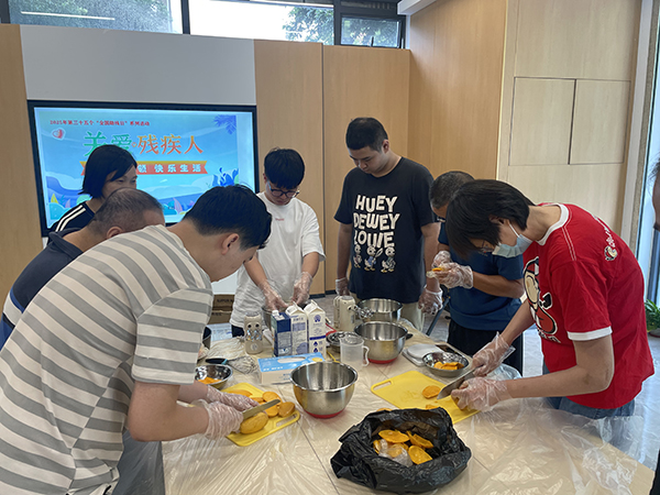 图：大家分组合作制作茶饮