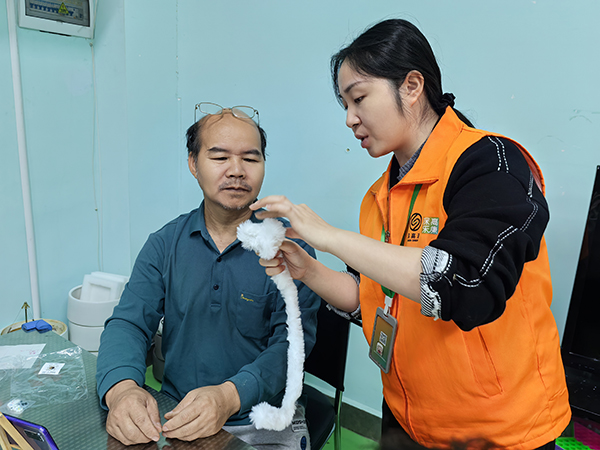 图：手工老师教授扭法