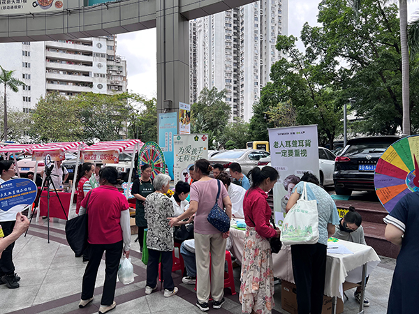 图：活动现场人头攒动