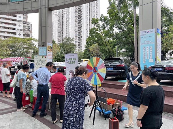 图：居民通过游戏互动体验了解助残知识
