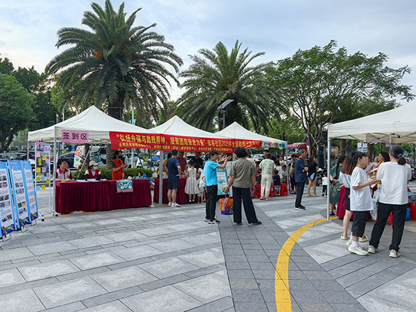 图：活动现场居民接踵而至